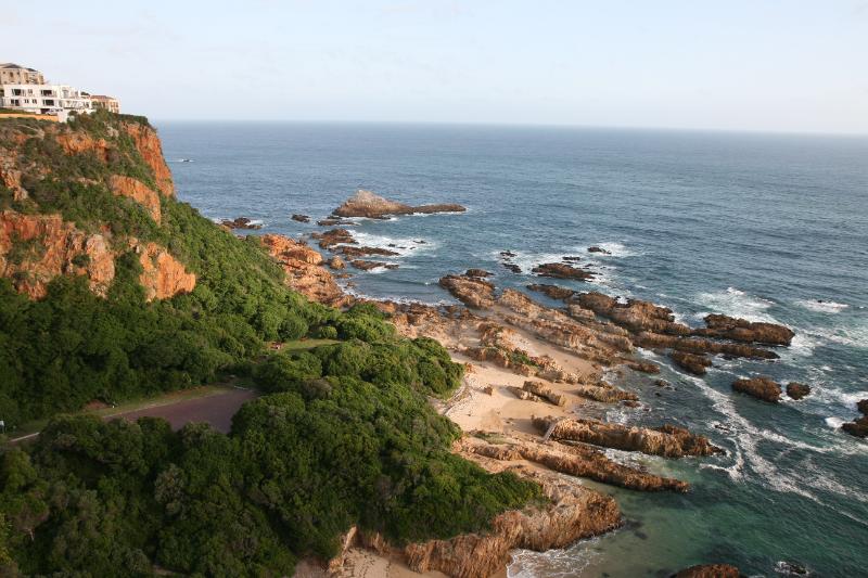 Südafrika2010_0389.JPG - Auf dem östlichen der Knysna Heads am Eingang der Lagune.