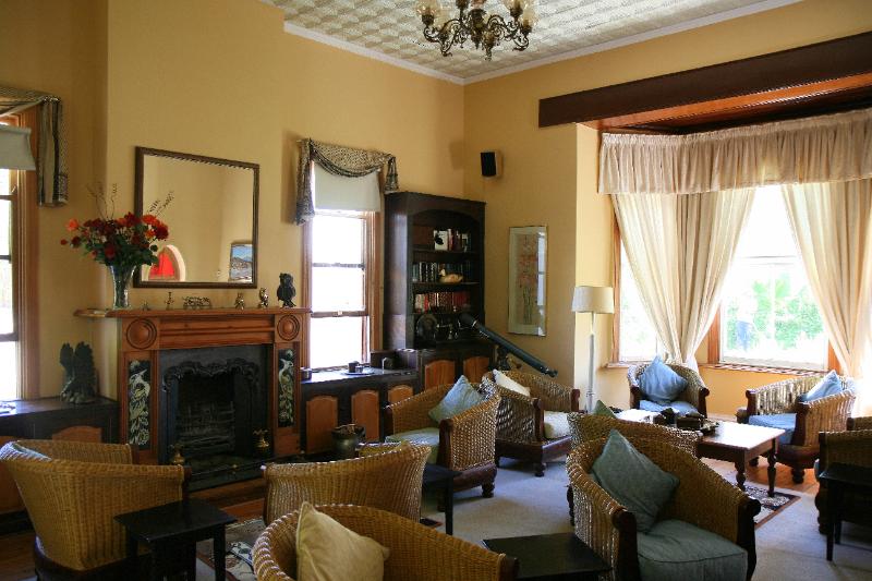 Südafrika2010_1270.JPG - Die Lounge im netten Guesthouse &quot;Villa Reinet&quot; in Graaff-Reinet.