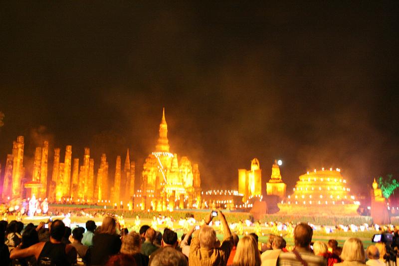 Thailand_2008_0239.JPG - Sound- und Lichtshow mit Theater-Performance in den Ruinen von Sukhothai. Einmalig!