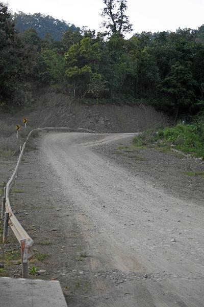 Thailand_2008_0491.JPG - Irgendwo auf dem Weg von Mae Sot nach Mae Sariang. Auch hier noch unbefestigte Strecke. Aber man war am Bauen...