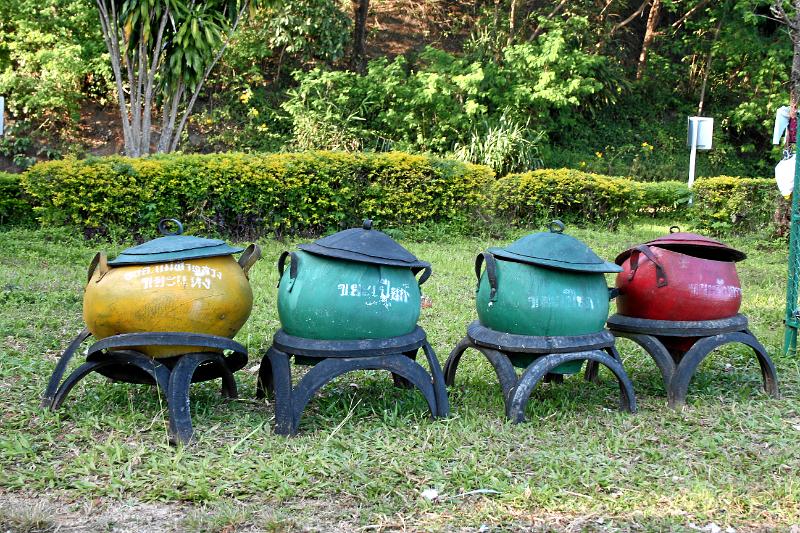 Thailand_2008_0822.JPG - Keine Garküche, sondern aus Autoreifen gebaute Abfallkörbe. Mit Mülltrennung!