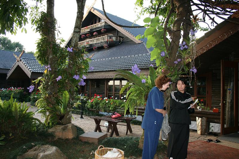 Thailand_2008_0831.JPG - Wir besuchen die Doi Tung Royal Villa, ein Sommerpalast, der 1988 für die Mutter des Königs erbaut wurde.Wer sich nicht "schicklich" gekleidet hat, bekommt leihweise passende Kleidung zugewiesen.