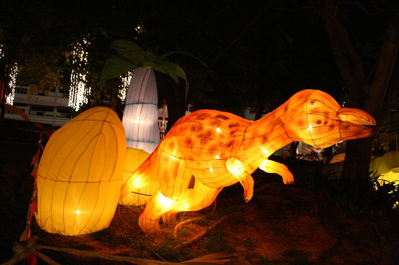 Thailand_2008_0905.JPG - In Phitsanulok fanden wir diesen Park voller lustiger Licht-Skulpturen.